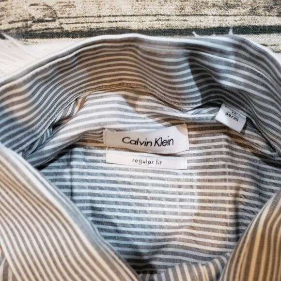 🤑Calvin Klein Men's Striped Regular Fit Button Down - Picture 2 of 3